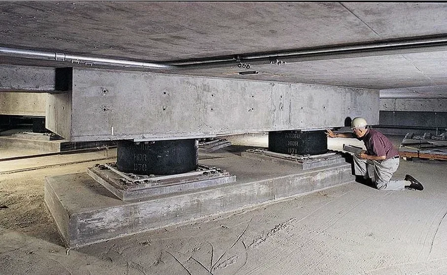 Diseño de aislación sísmica de base en Peñaflor: control real de obra
